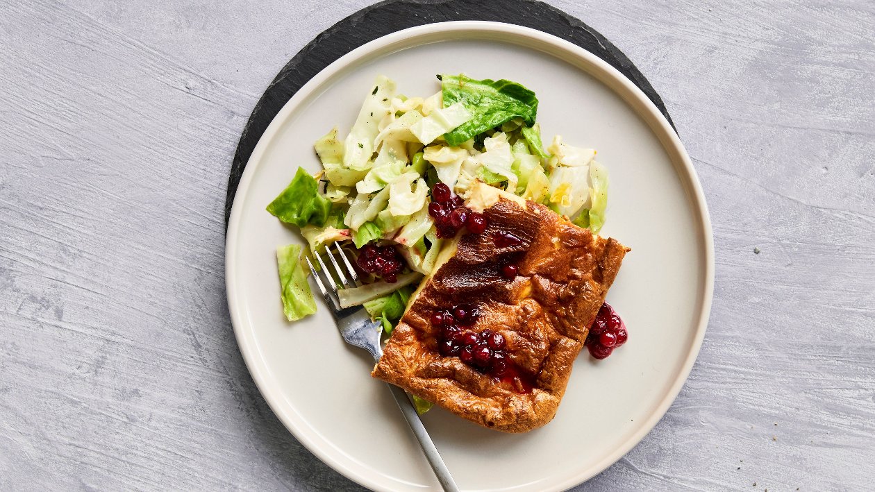 Ovnspannekake med kål og tyttebær (glutenfri) – - Oppskrift